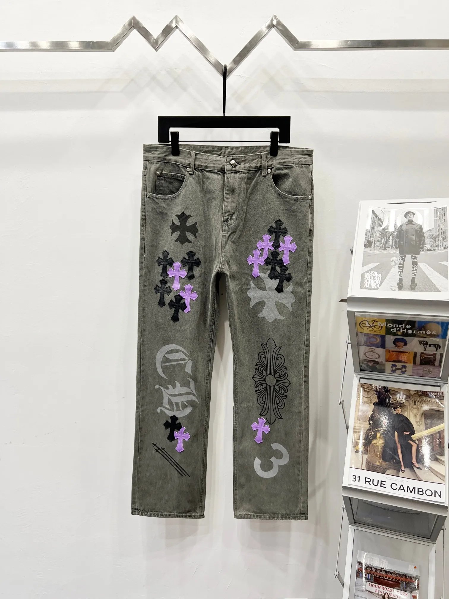P260 Style Number: (K580) Chrome Hearts & Chrome Hearts 2025 New Heavy Industry Black Purple Cross Pastel Couple's Style Washed Jeans. Styles with different wash textures are very friendly to people with thin legs and thick legs. The straight version is very flattering to the leg shape. The moderate length will never go out of style. It is easy to match casually. It is the basic styling foundation for various styles. It is a must-have in the wardrobe! The fabric is stiff but also makes the upper body soft without losing texture. The washing process is even more perfect. It is a must-have item for everyone! ! ! Washed wheat, hang tag, pants label, three labels complete Size: 30-32-34-36 Color: gray